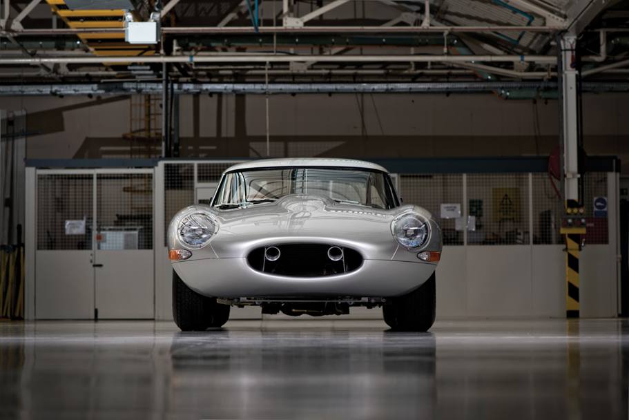 Torna la Jaguar  E-Type Lightweight. La macchina, progettata nel 1963, doveva essere prodotta in 12 unit. Ne furono costruite solo sei. Adesso il reparto Eritage del marchio inglese completer la serie